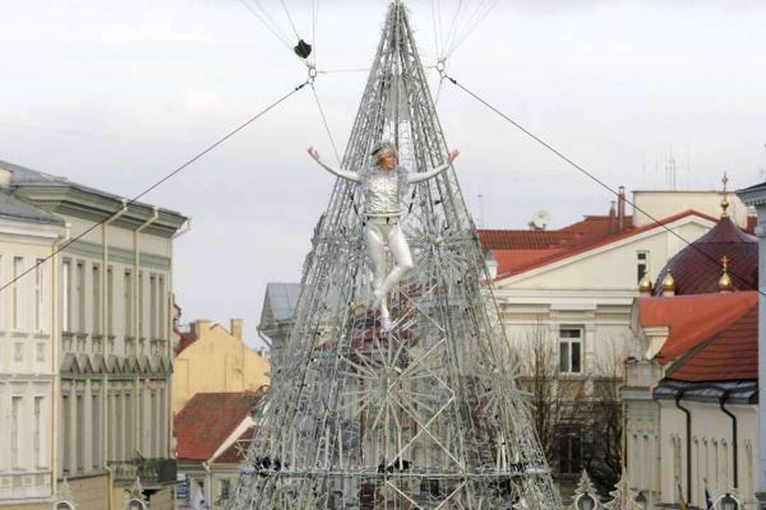 Kalėdų miestelis Rotušėje atidarytas įspūdingu akrobatiniu šou