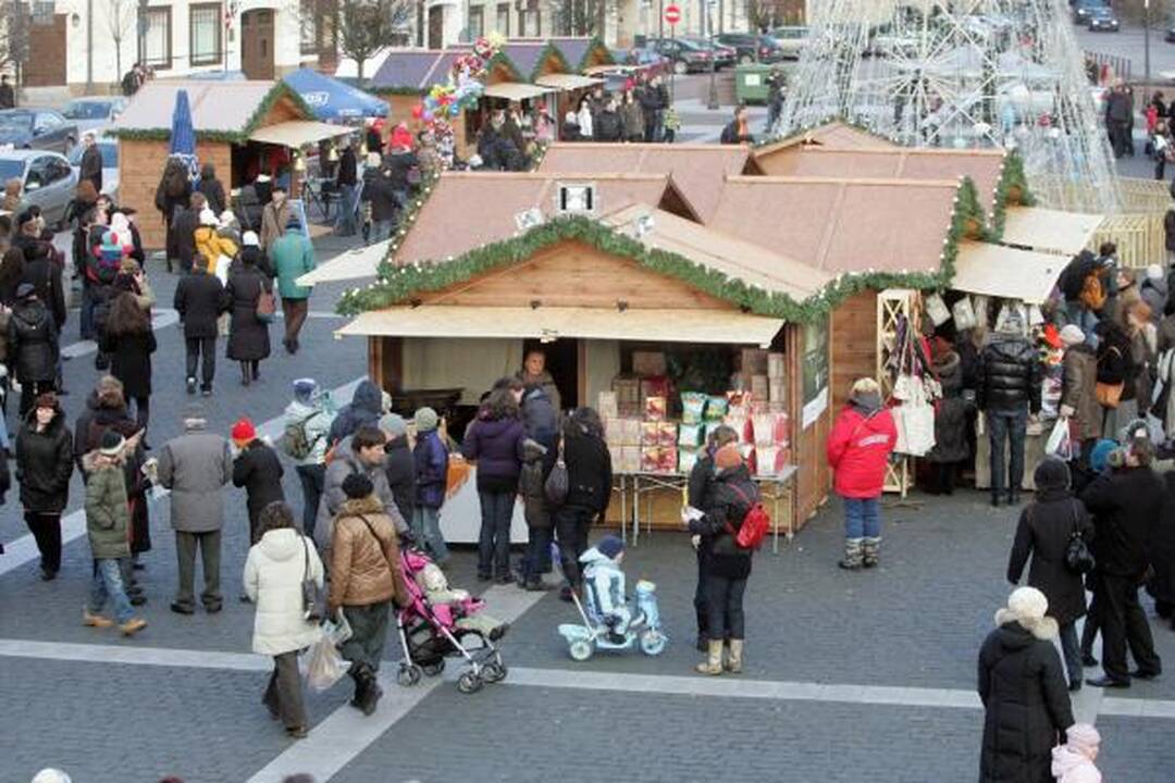 Kalėdų miestelis Rotušėje atidarytas įspūdingu akrobatiniu šou