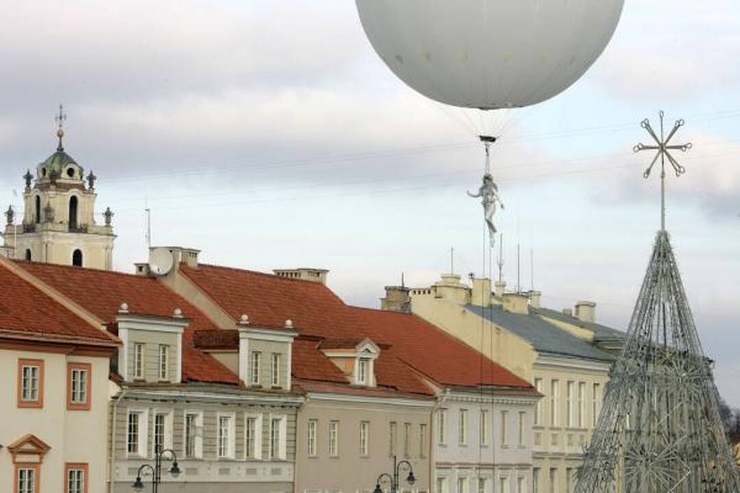 Kalėdų miestelis Rotušėje atidarytas įspūdingu akrobatiniu šou