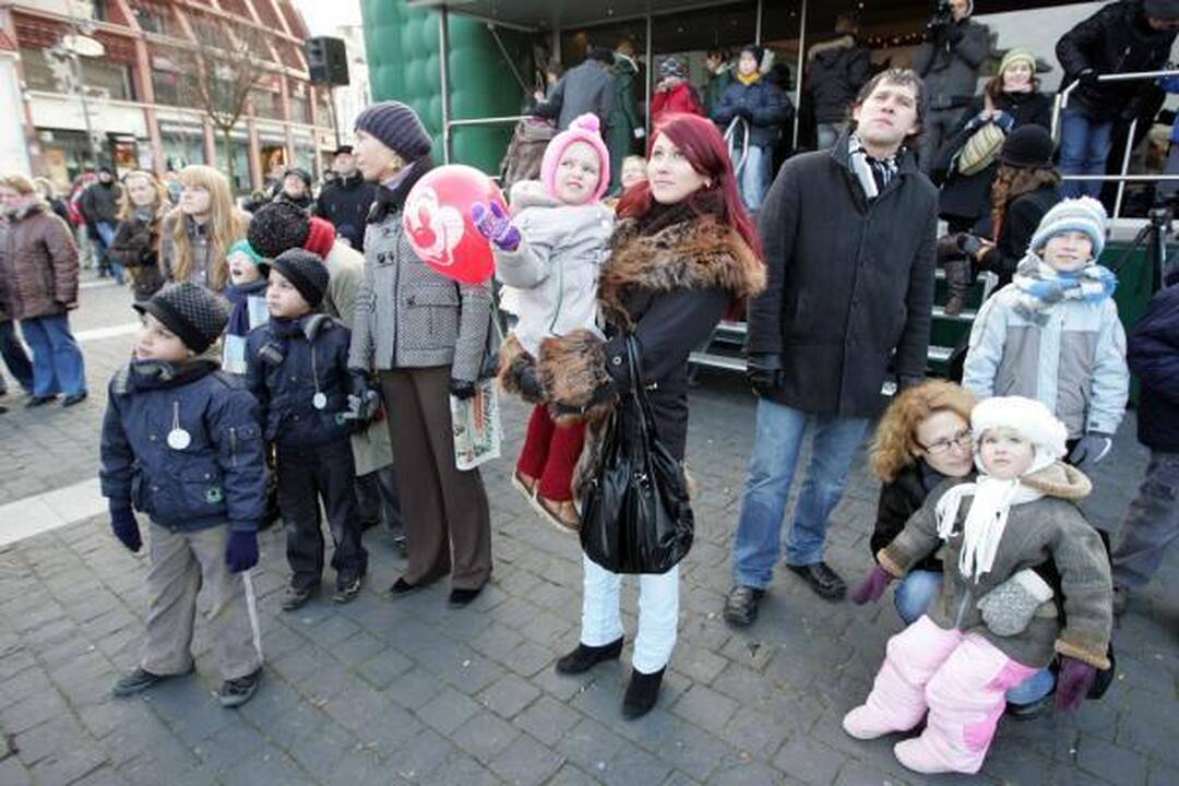 Kalėdų miestelis Rotušėje atidarytas įspūdingu akrobatiniu šou