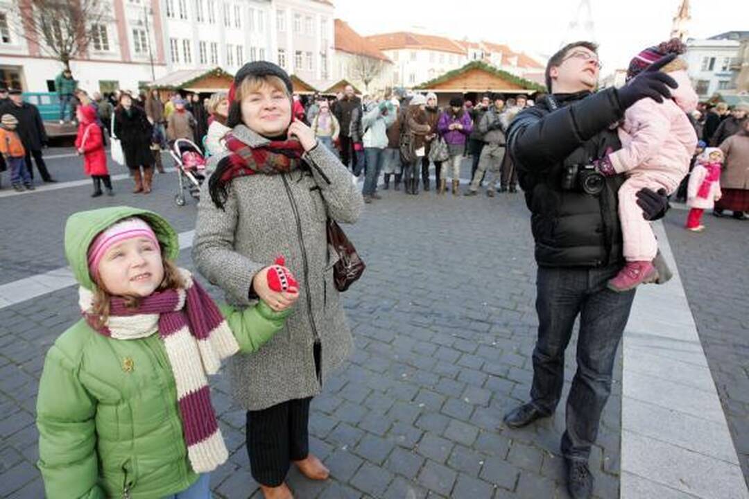 Kalėdų miestelis Rotušėje atidarytas įspūdingu akrobatiniu šou