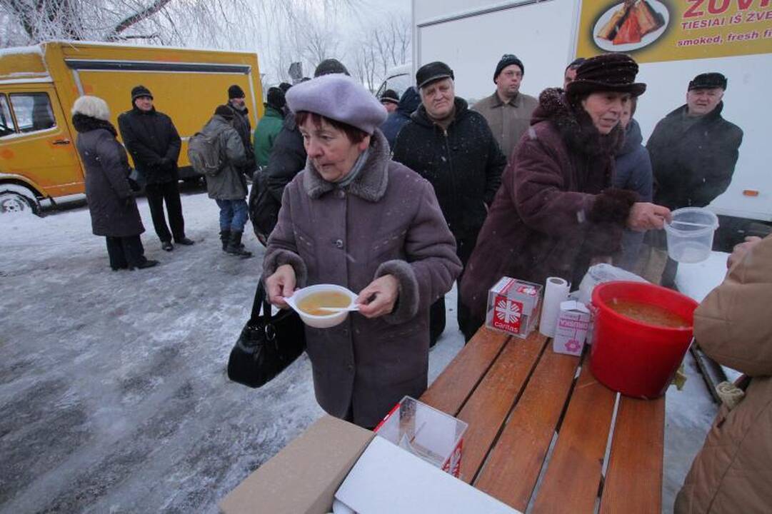 Klaipėdiečiai mėgavosi nemokama žuviene 