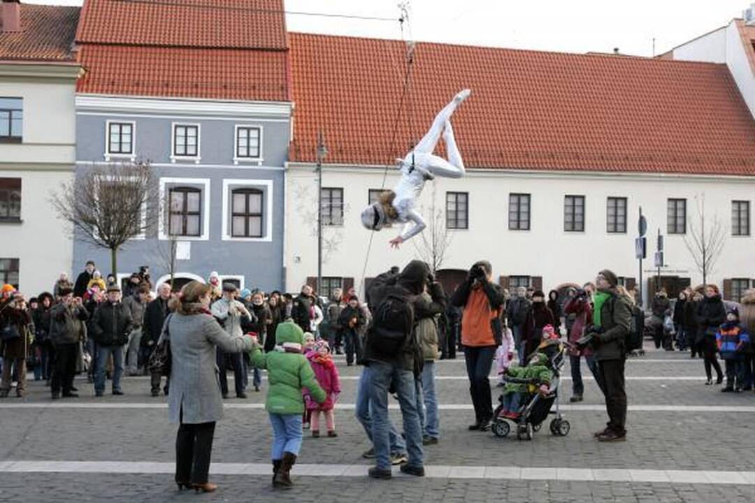 Kalėdų miestelis Rotušėje atidarytas įspūdingu akrobatiniu šou
