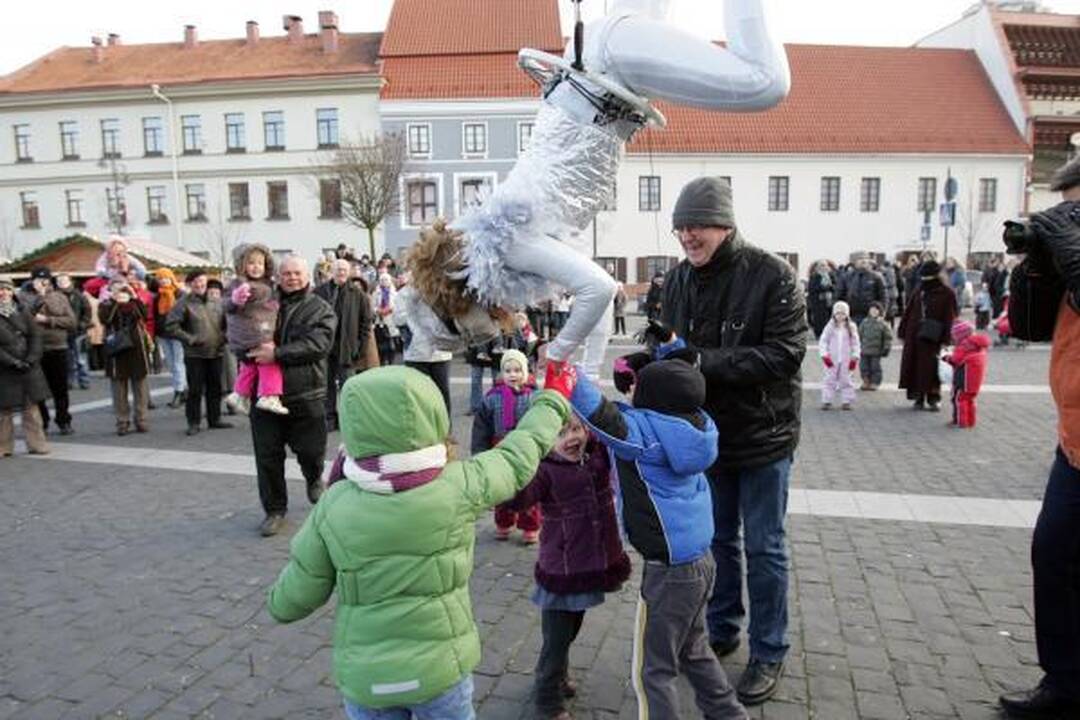 Kalėdų miestelis Rotušėje atidarytas įspūdingu akrobatiniu šou