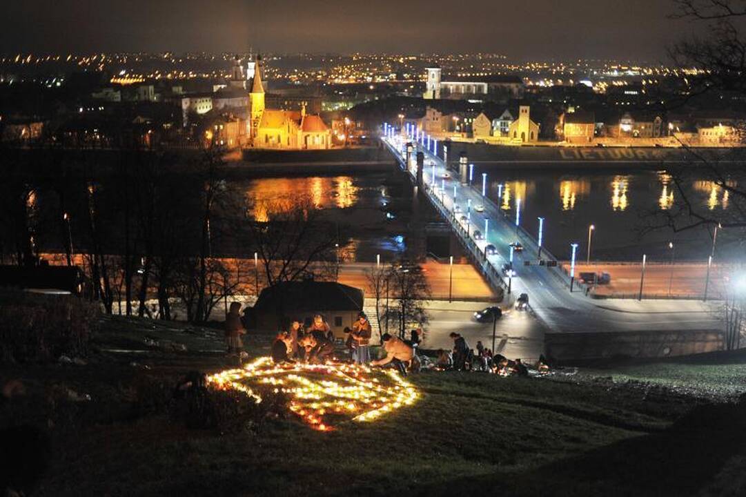 Vaikai miestui padovanojo šviesos paveikslą