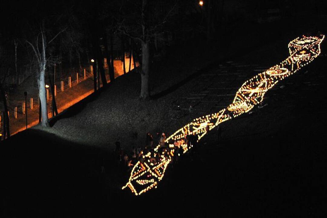 Vaikai miestui padovanojo šviesos paveikslą