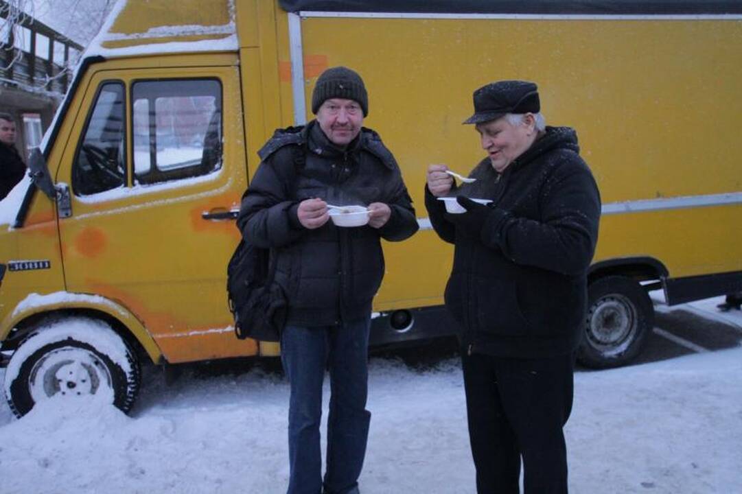Klaipėdiečiai mėgavosi nemokama žuviene 