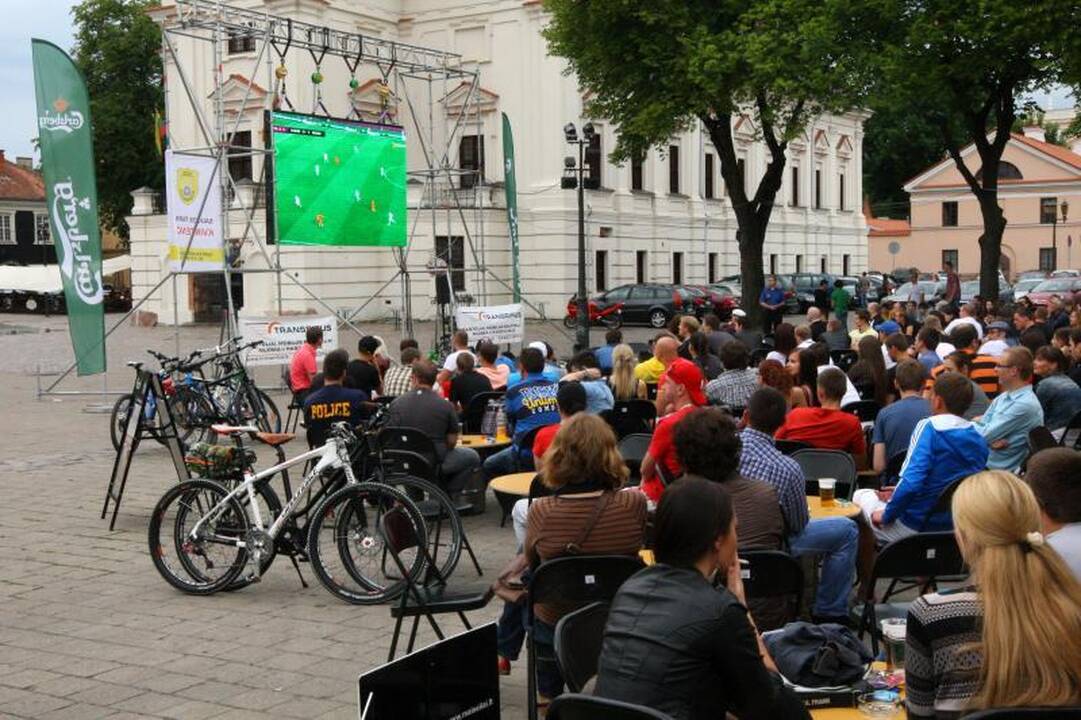 Futbolo karštinė persimetė į Rotušės aikštę