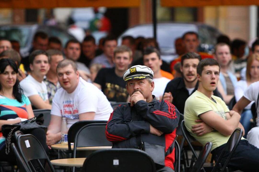 Futbolo karštinė persimetė į Rotušės aikštę