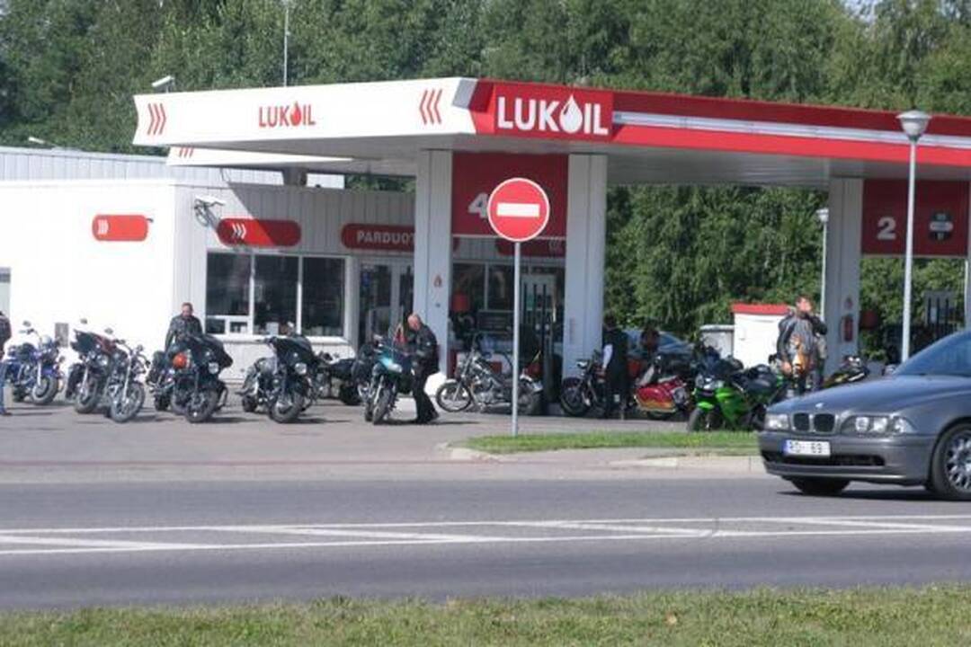 Baikeriai nuo Seimo išvyko atkartoti Baltijos kelią