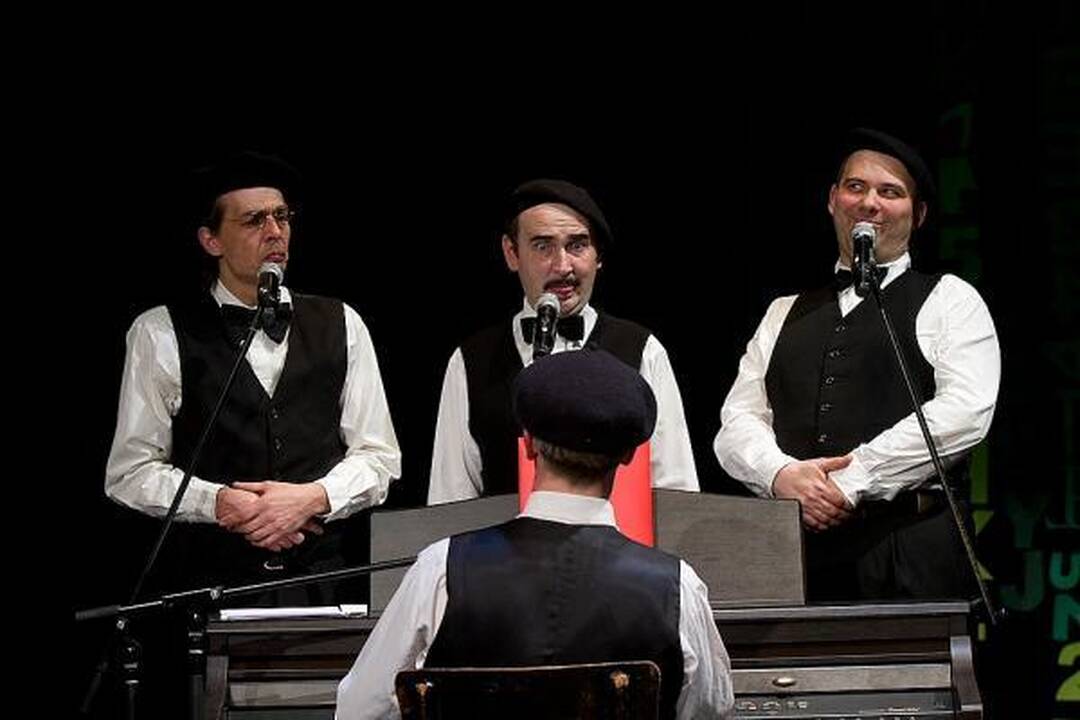 Keistuolių teatre išdalinti "Zenonai"