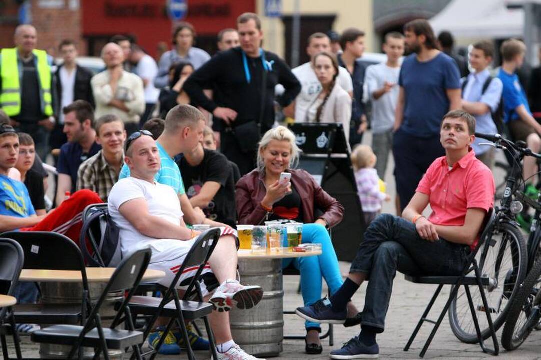 Futbolo karštinė persimetė į Rotušės aikštę
