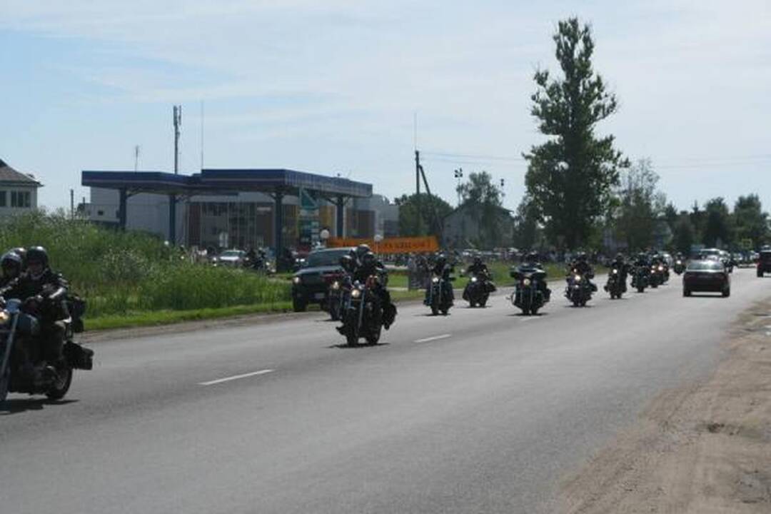 Baikeriai nuo Seimo išvyko atkartoti Baltijos kelią