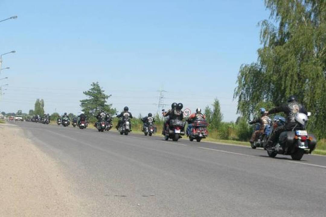 Baikeriai nuo Seimo išvyko atkartoti Baltijos kelią
