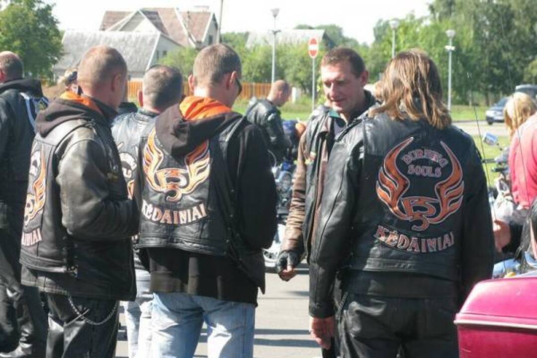Baikeriai nuo Seimo išvyko atkartoti Baltijos kelią