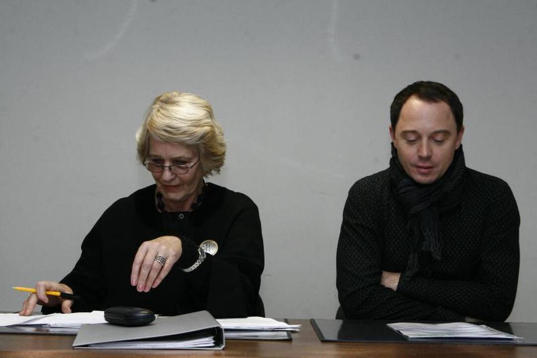 Prie apšvietimo lempos prirakintas dviratis ieško šeimininko