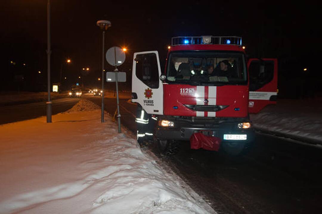 Didžiulės ugniagesių pajėgos atsiųstos į Vilniaus degalinę