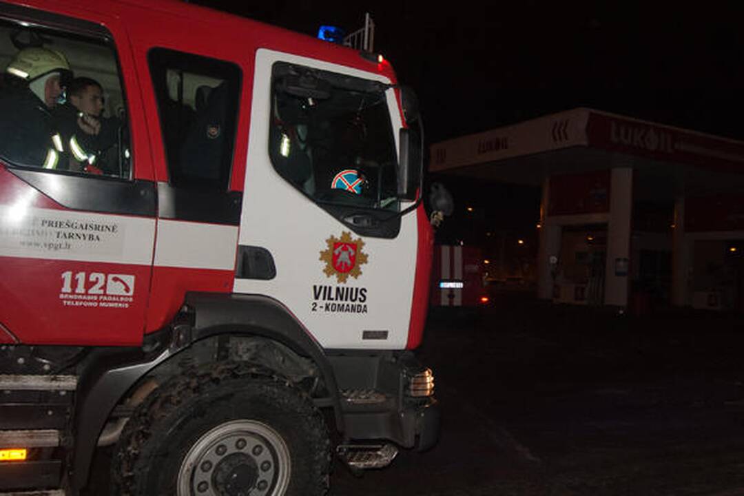 Didžiulės ugniagesių pajėgos atsiųstos į Vilniaus degalinę