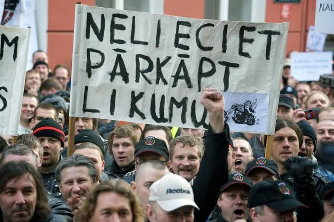 Prie Latvijos Seimo tęsiasi protestai - mitinguoja profesinės sąjungos