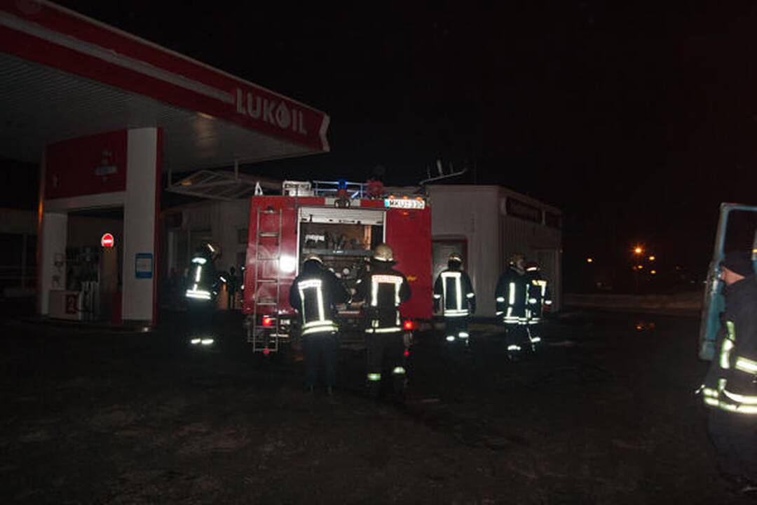 Didžiulės ugniagesių pajėgos atsiųstos į Vilniaus degalinę