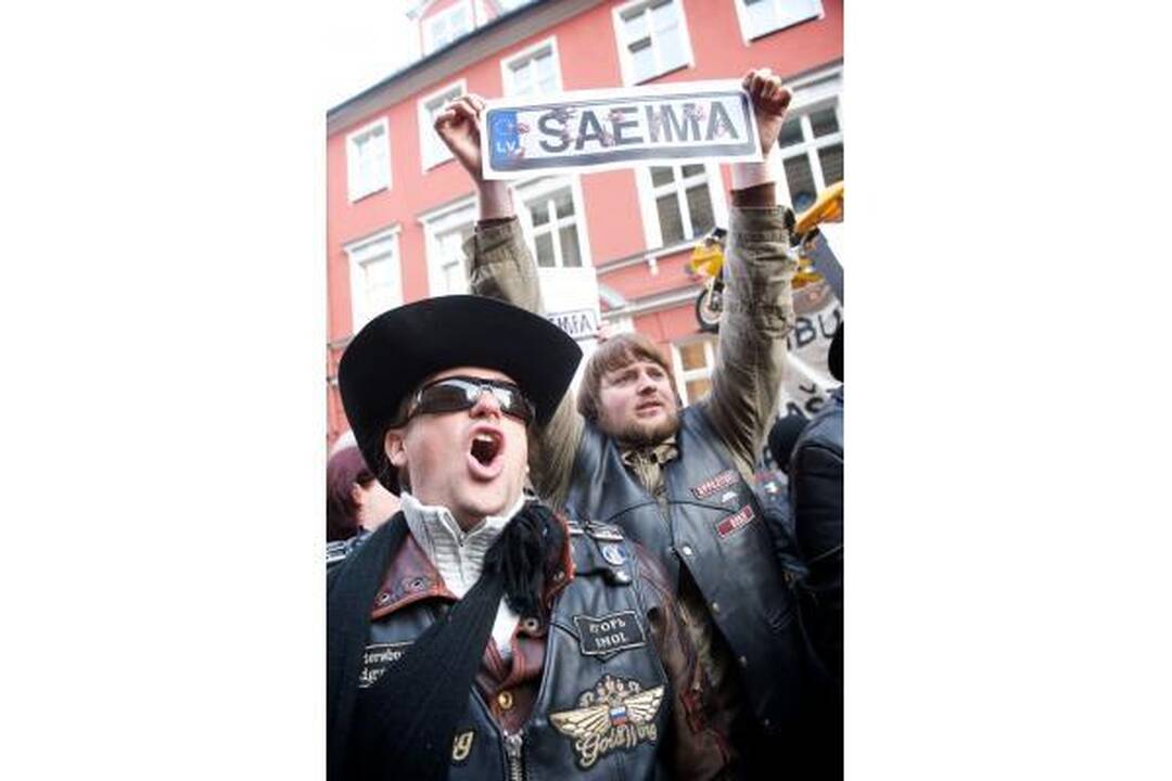 Prie Latvijos Seimo tęsiasi protestai - mitinguoja profesinės sąjungos