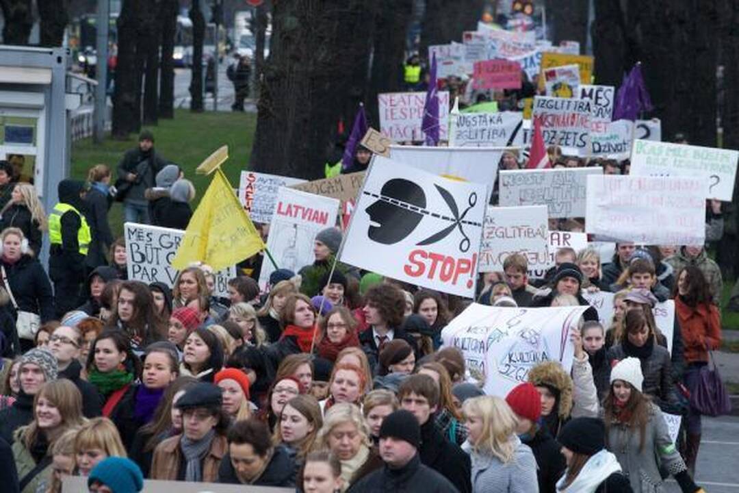 Prie Latvijos Seimo tęsiasi protestai - mitinguoja profesinės sąjungos