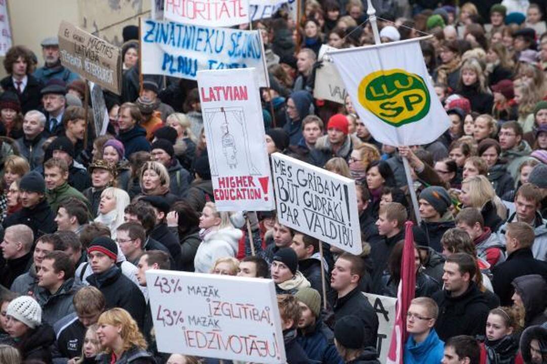 Prie Latvijos Seimo tęsiasi protestai - mitinguoja profesinės sąjungos