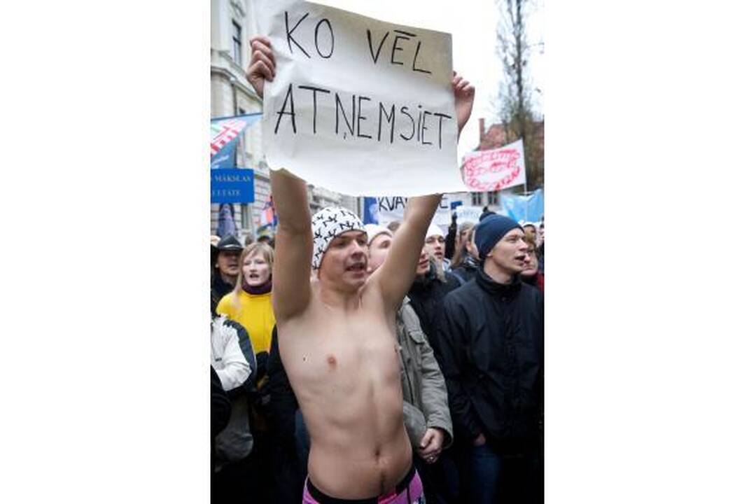 Prie Latvijos Seimo tęsiasi protestai - mitinguoja profesinės sąjungos