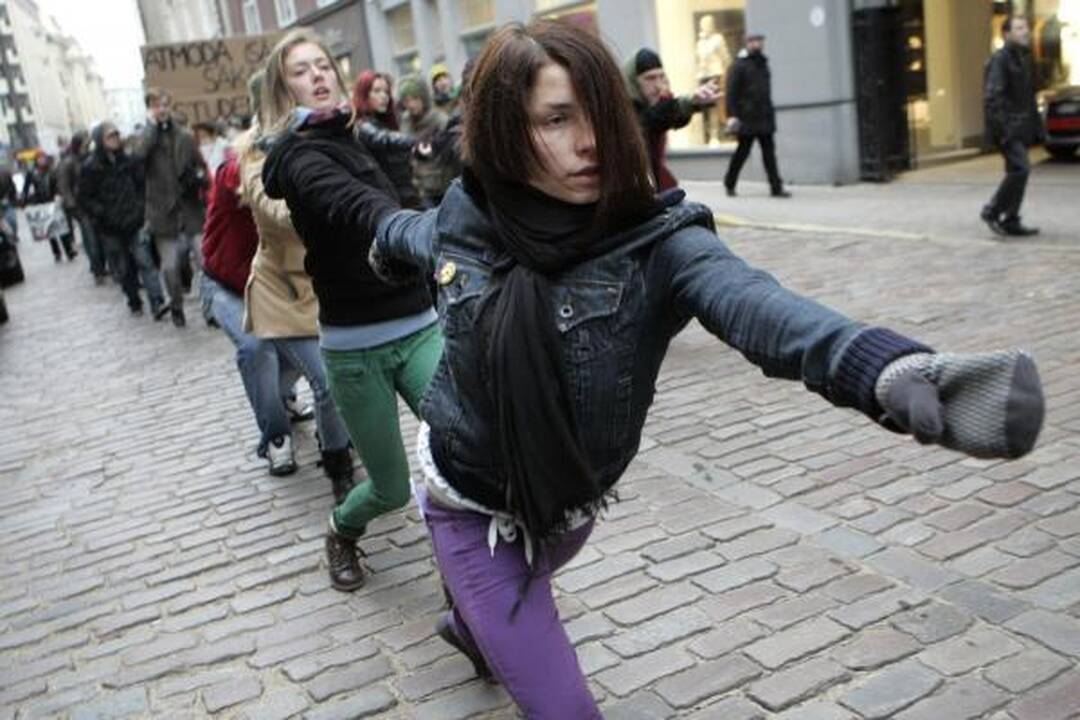 Prie Latvijos Seimo tęsiasi protestai - mitinguoja profesinės sąjungos