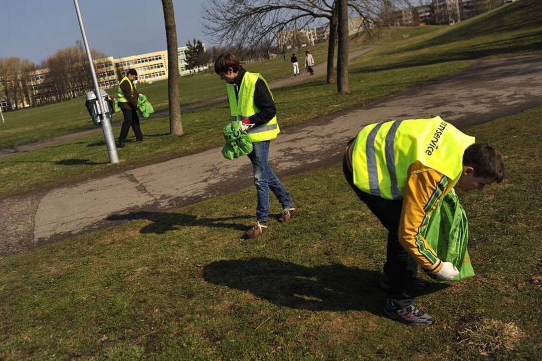 Kaune šiukšlės kuoptos ir iš parkų, ir iš karjero dugno
