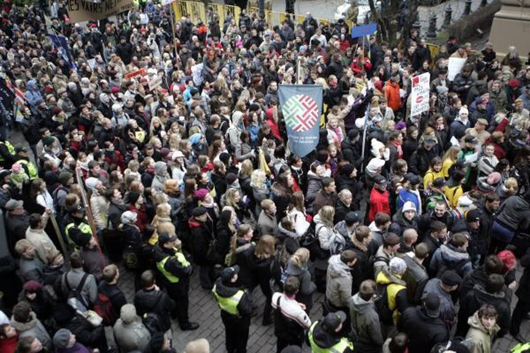 Prie Latvijos Seimo tęsiasi protestai - mitinguoja profesinės sąjungos