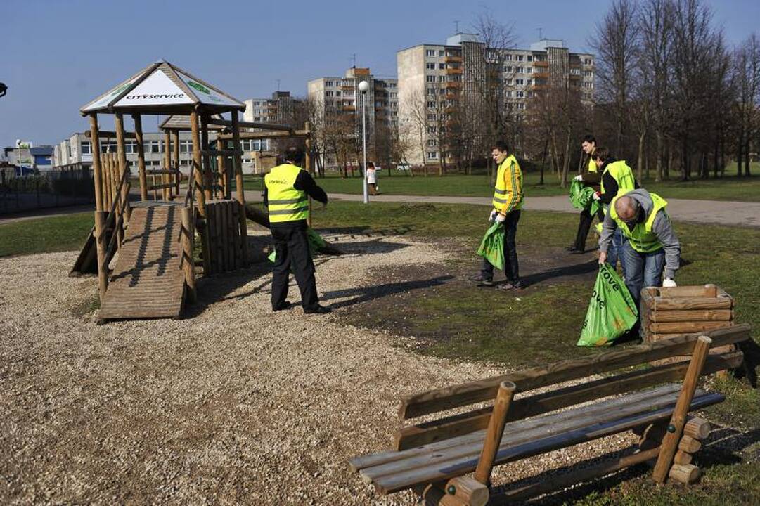 Kaune šiukšlės kuoptos ir iš parkų, ir iš karjero dugno