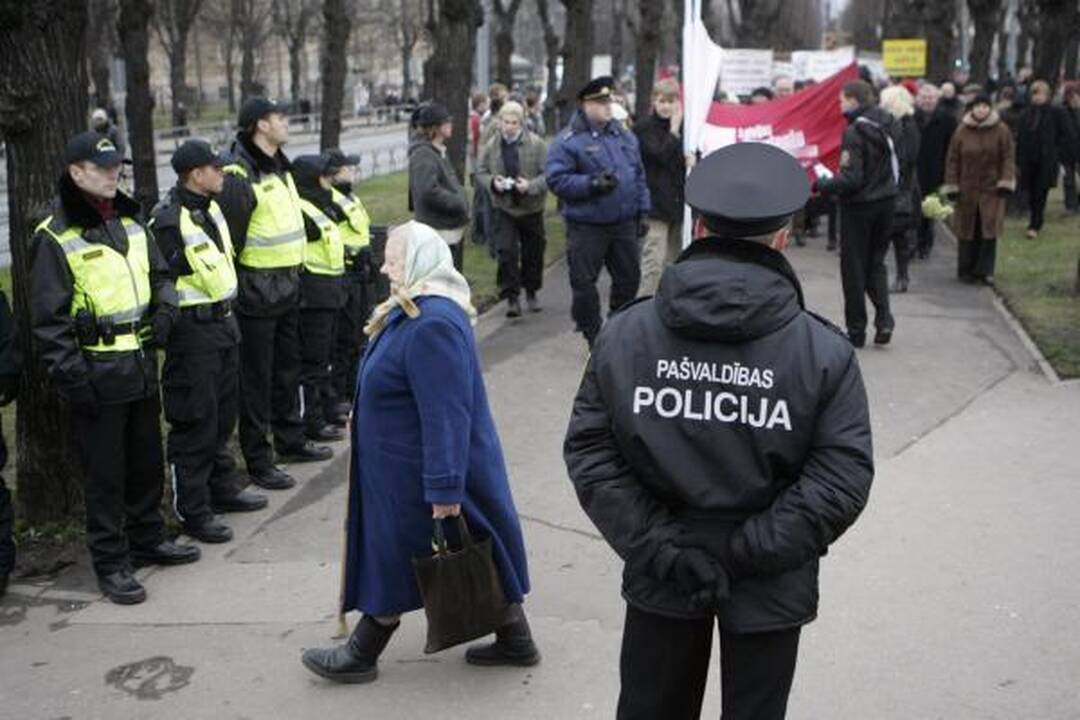 Prie Latvijos Seimo tęsiasi protestai - mitinguoja profesinės sąjungos