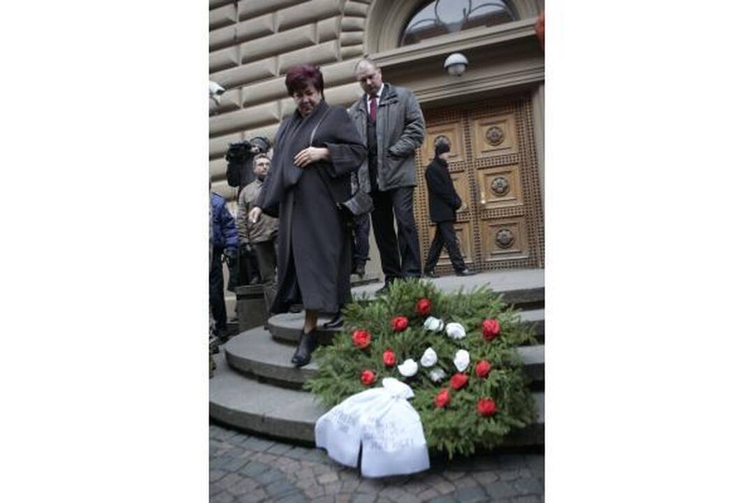 Prie Latvijos Seimo tęsiasi protestai - mitinguoja profesinės sąjungos