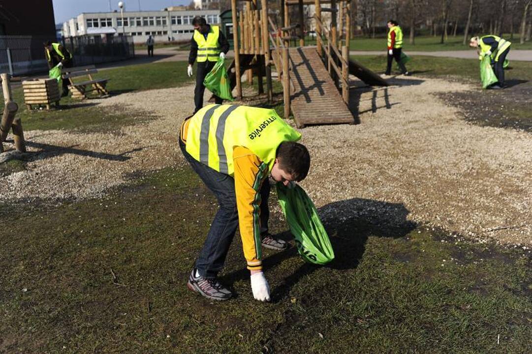 Kaune šiukšlės kuoptos ir iš parkų, ir iš karjero dugno