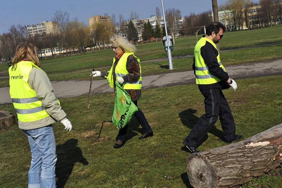 Kaune šiukšlės kuoptos ir iš parkų, ir iš karjero dugno