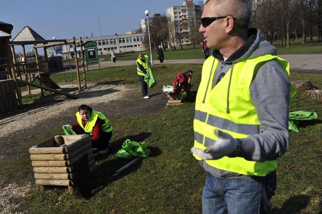 Kaune šiukšlės kuoptos ir iš parkų, ir iš karjero dugno