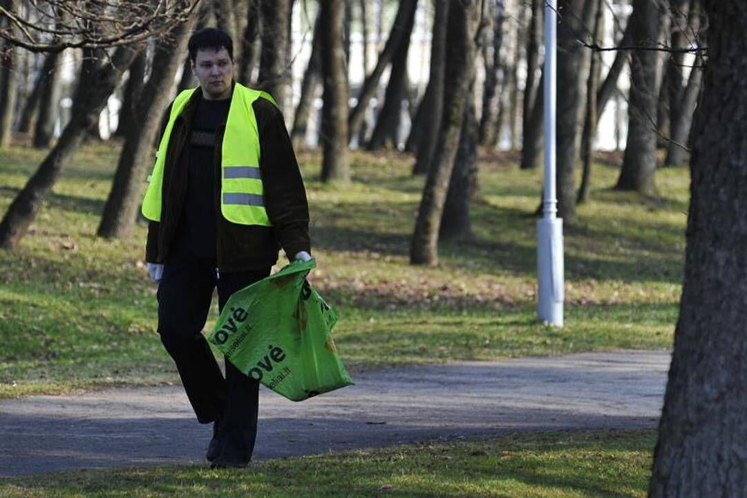 Kaune šiukšlės kuoptos ir iš parkų, ir iš karjero dugno