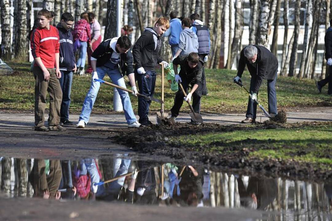 Kaune šiukšlės kuoptos ir iš parkų, ir iš karjero dugno
