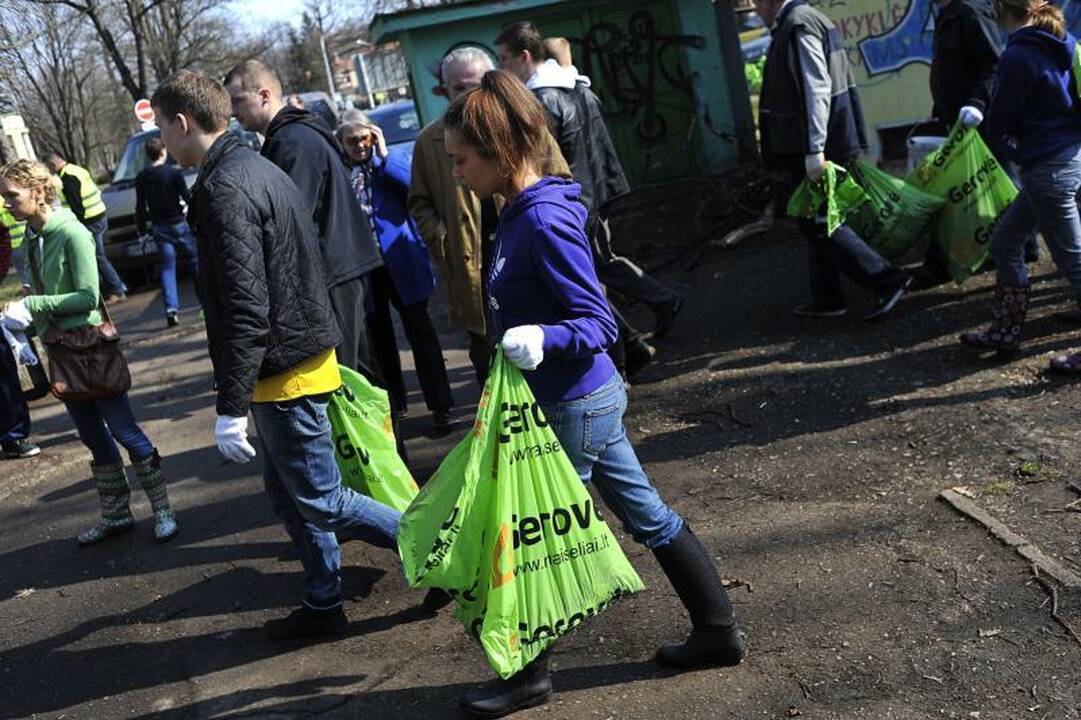 Kaune šiukšlės kuoptos ir iš parkų, ir iš karjero dugno