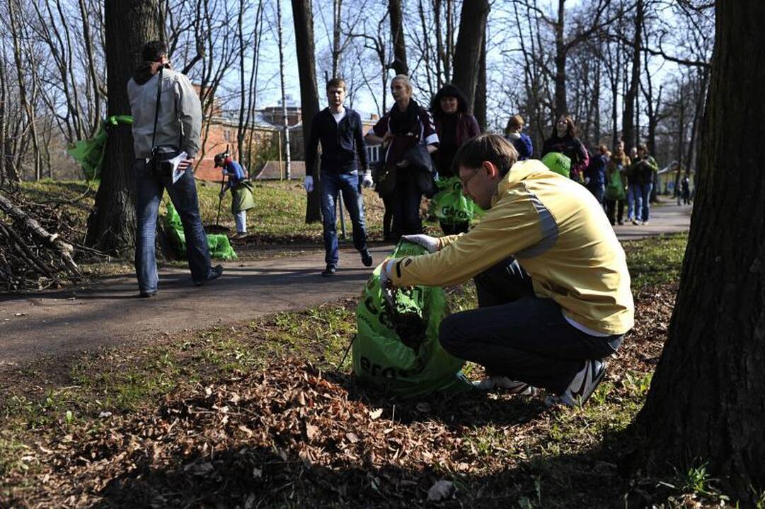 Kaune šiukšlės kuoptos ir iš parkų, ir iš karjero dugno