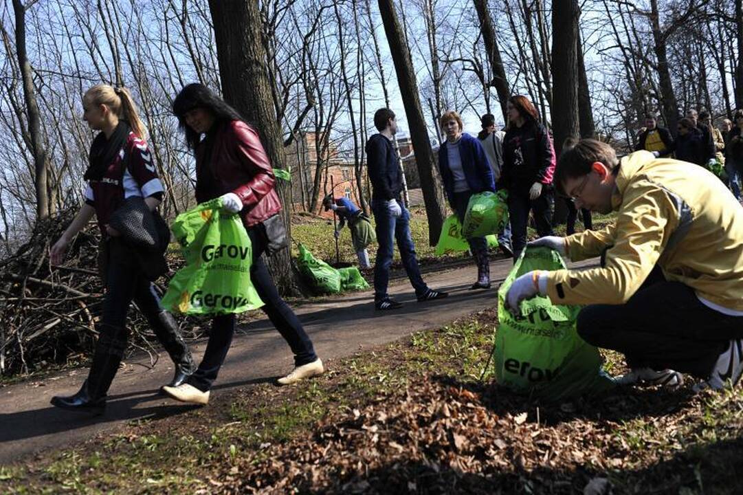 Kaune šiukšlės kuoptos ir iš parkų, ir iš karjero dugno