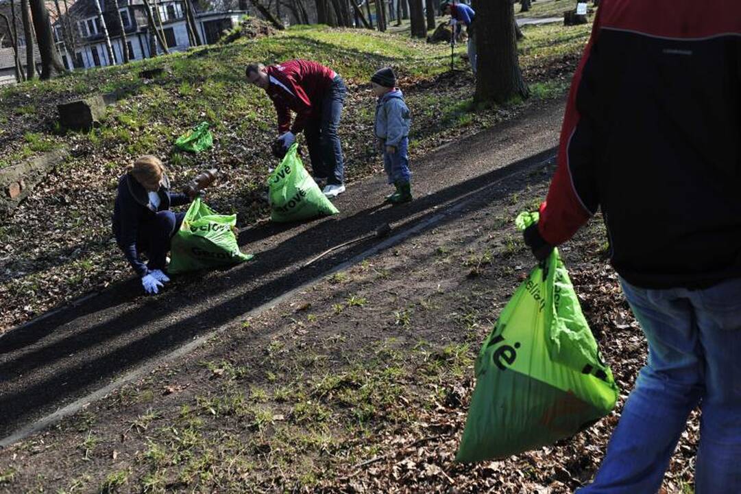 Kaune šiukšlės kuoptos ir iš parkų, ir iš karjero dugno
