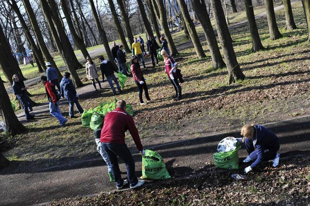 Kaune šiukšlės kuoptos ir iš parkų, ir iš karjero dugno
