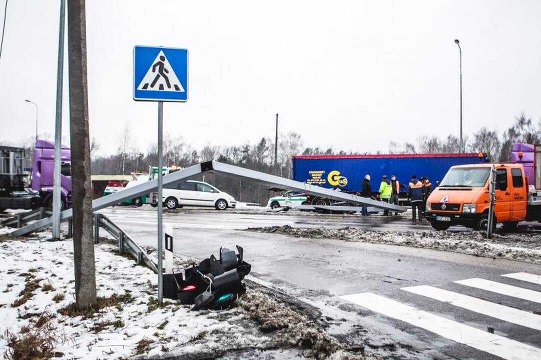 Avarija prie Karmėlavos: vilkikas nuvertė šviesoforą, kilo spūstys
