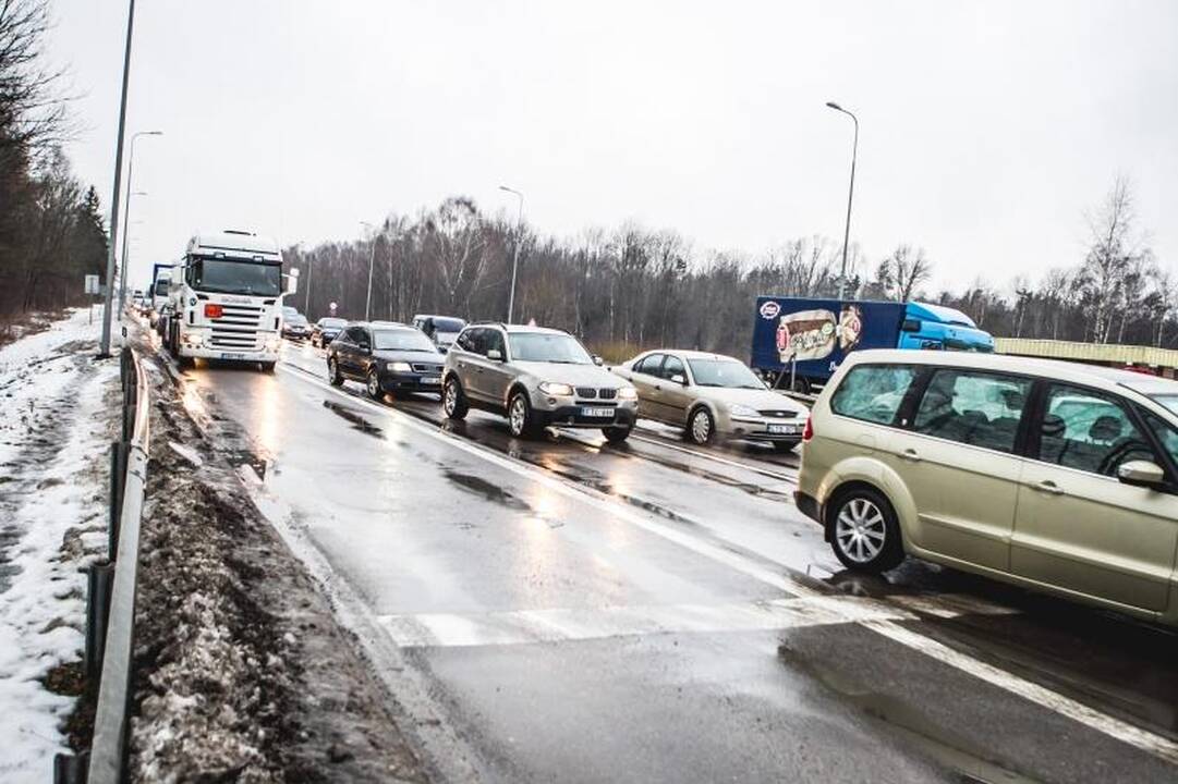 Avarija prie Karmėlavos: vilkikas nuvertė šviesoforą, kilo spūstys