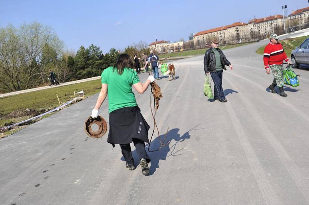 Kaune šiukšlės kuoptos ir iš parkų, ir iš karjero dugno