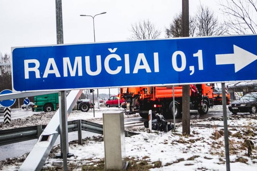 Avarija prie Karmėlavos: vilkikas nuvertė šviesoforą, kilo spūstys