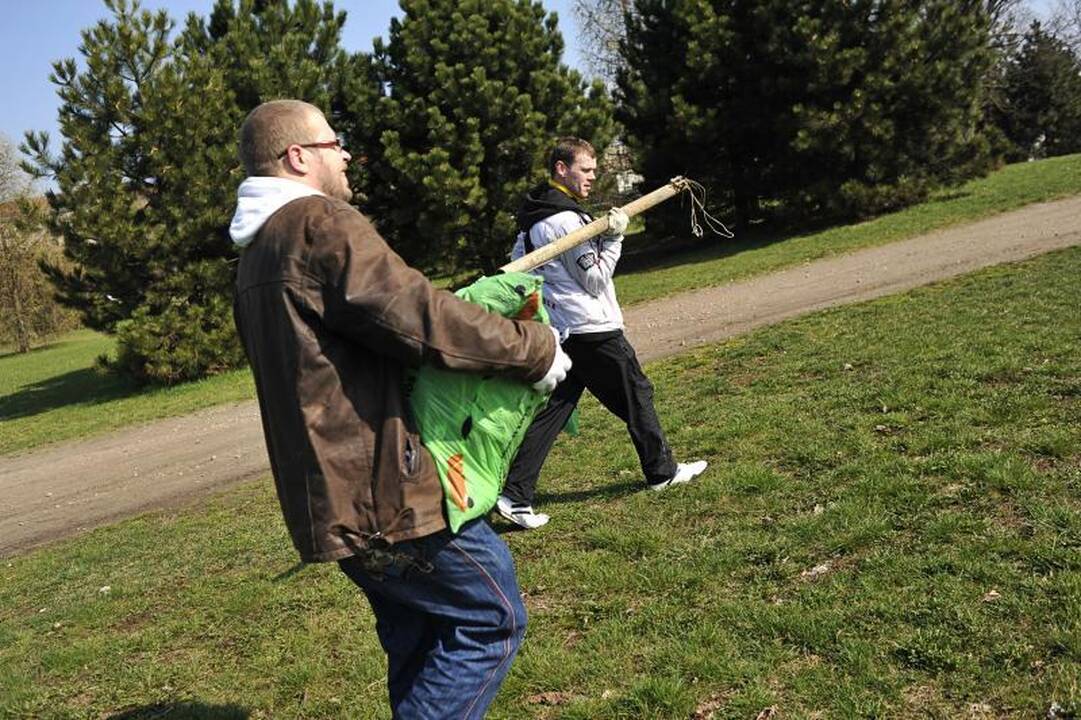 Kaune šiukšlės kuoptos ir iš parkų, ir iš karjero dugno