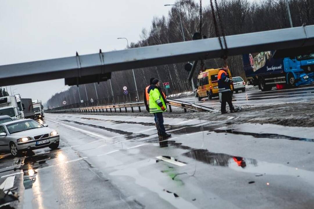 Avarija prie Karmėlavos: vilkikas nuvertė šviesoforą, kilo spūstys